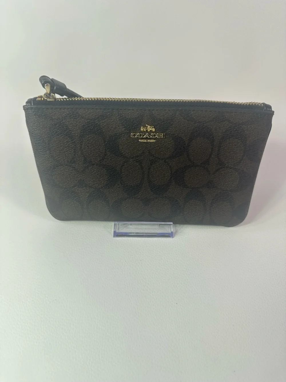 Pre-ownedCoach Brown/Black Signature Zip Wristlet with Gold Hardware - Picture 2 of 4